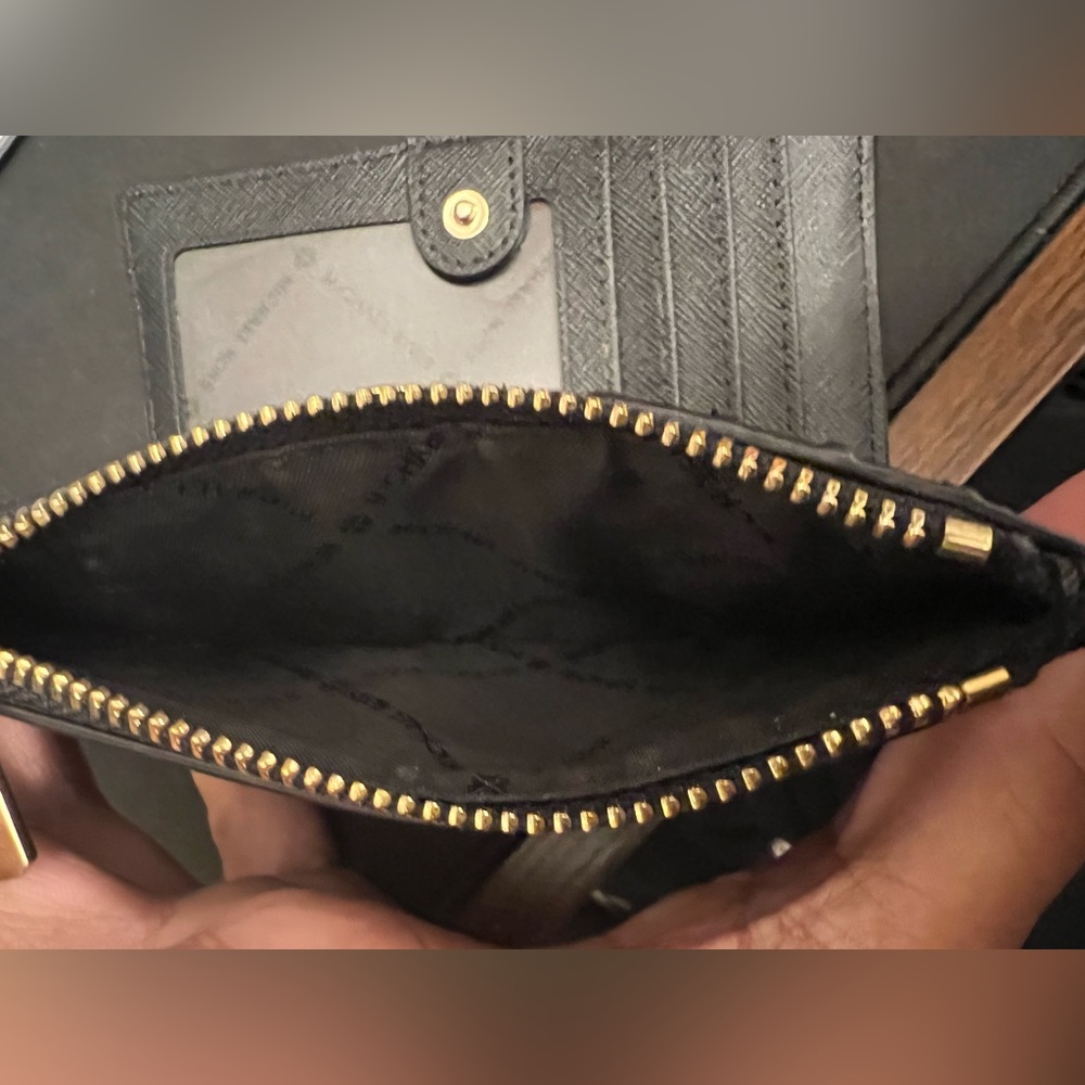 Michael Kors Saffiano leather wallet w/ zipper - Picture 4 of 6